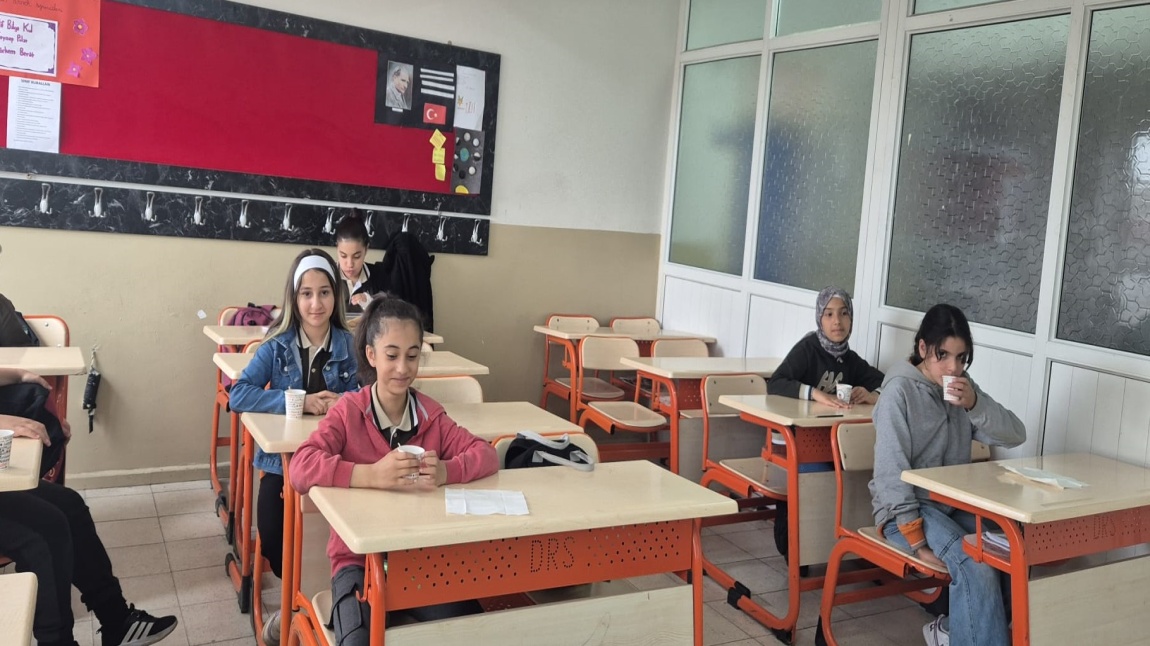 ÜLKESİNE DÖNEN ÖĞRENCİMİZE DUYGUSAL VEDA...